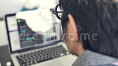 在办公室工作的商务人员在笔记本电脑上工作，4K慢动作亚洲商务人员在办公室戴眼镜。